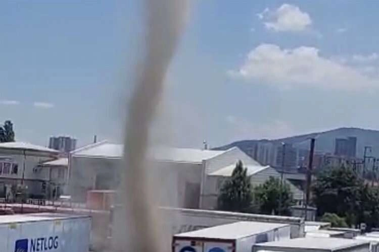 Tır garajında hortum meydana geldi haberinin görseli