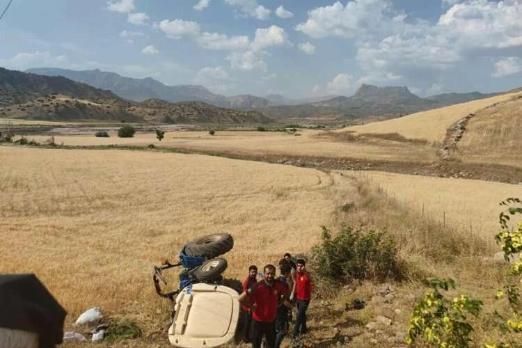 Devrilen traktörün altında kaldılar: 1 ölü haberinin görseli