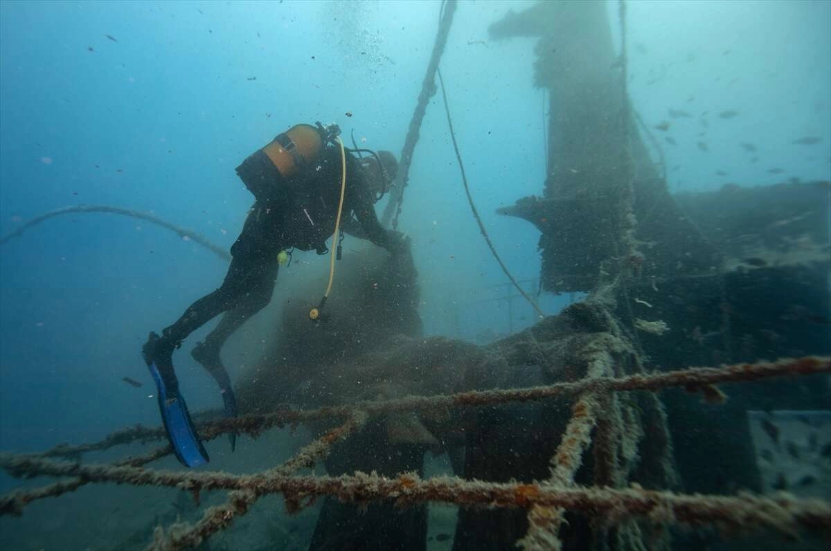 Karaburun'un 30 metre derinliğindeki mavi hayat