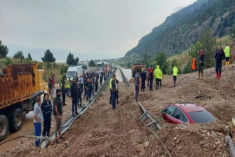 Sel ile gelen çamur aracı yuttu: 1 ölü haberinin görseli