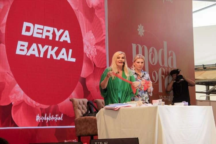 Derya Baykal, Uşak ModaFest'te söyleşi gerçekleştirdi haberinin görseli
