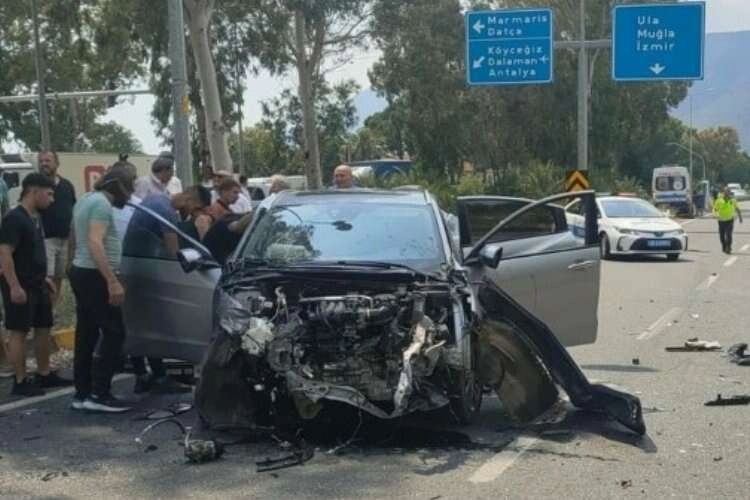 Muğla'da ambulans otomobille çarpıştı haberinin görseli