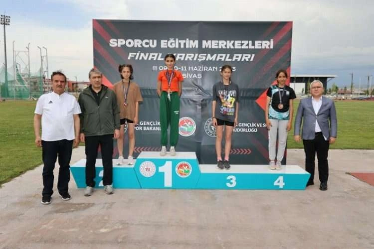 Kuyucak'ta şampiyonlar madalyaya doymuyor haberinin görseli