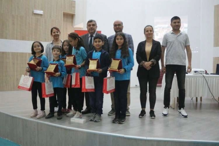 En çok kitap okuyan öğrencilere hediye verildi haberinin görseli