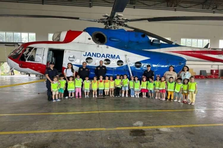 Aydın helikopter Filo Komutanlığı öğrencileri ağırladı haberinin görseli