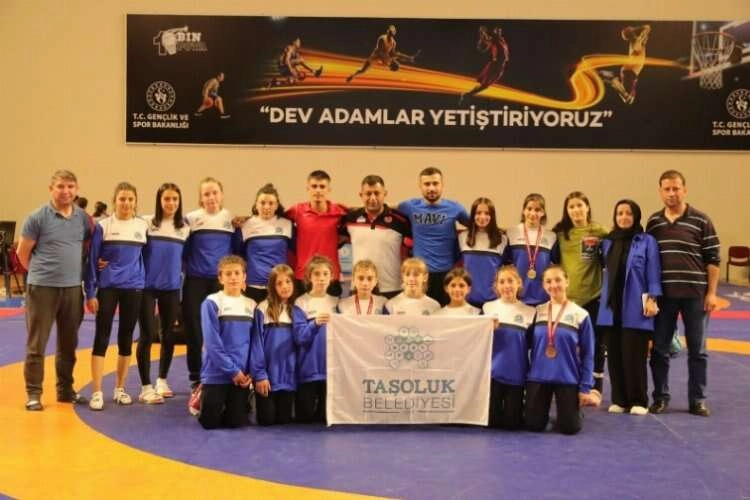 Güreşçi kızların milli takım başarısı gururlandırdı haberinin görseli