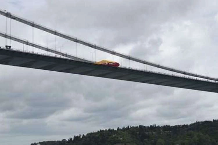 Galatasaray’ın bayrakları Boğaz'da dalgalanıyor   