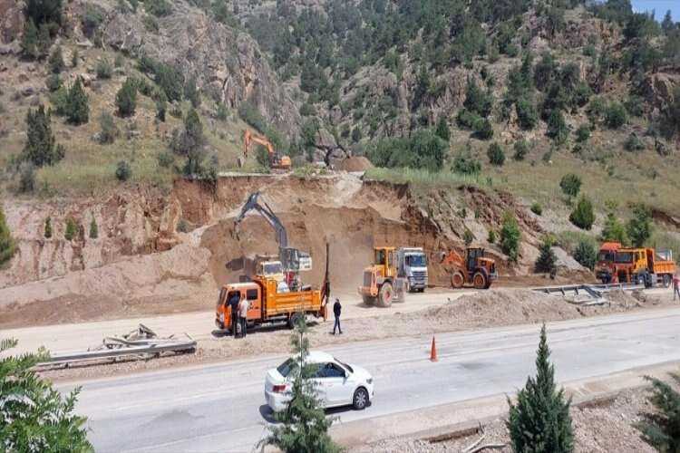 Heyelan nedeniyle ulaşım tek şeritten sağlanıyor haberinin görseli
