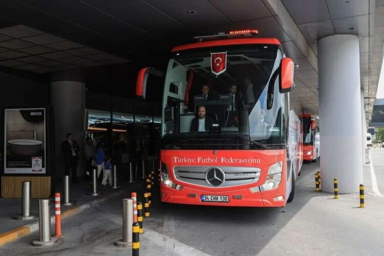 A Milli Futbol Takımı Letonya için Riga'ya gitti haberinin görseli