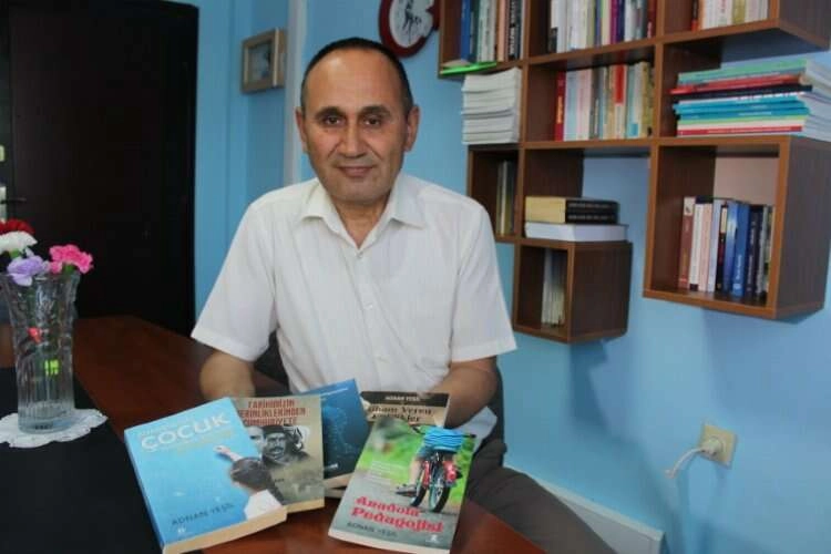 Bu okulun müdürü tam bir kitap aşığı! haberinin görseli