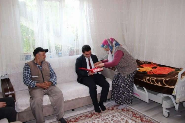 Kaymakam Han şehit ailesini ziyaret etti haberinin görseli