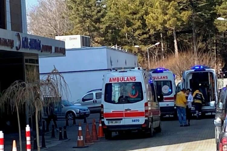 Konya'da su taşkınında kontrolden çıkan minibüs devrildi haberinin görseli