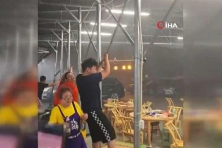 Çin’deki rüzgar korkuttu: İnsanlar havada uçuştu haberinin görseli