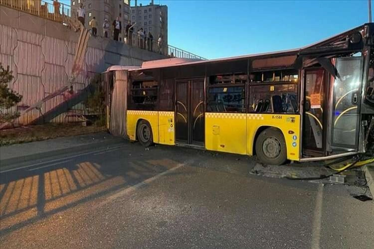 Bariyerleri aşan İETT otobüsü bağlantı yoluna düştü haberinin görseli
