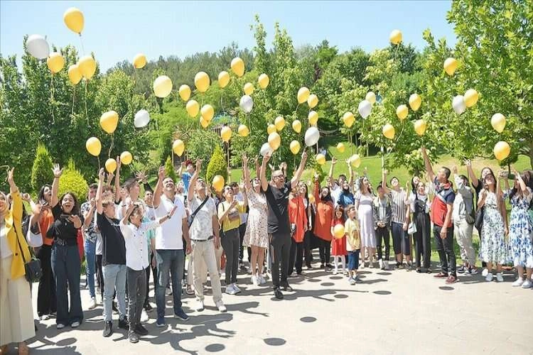Kahramanmaraş'ta depremzede çocuklara mezuniyet töreni haberinin görseli