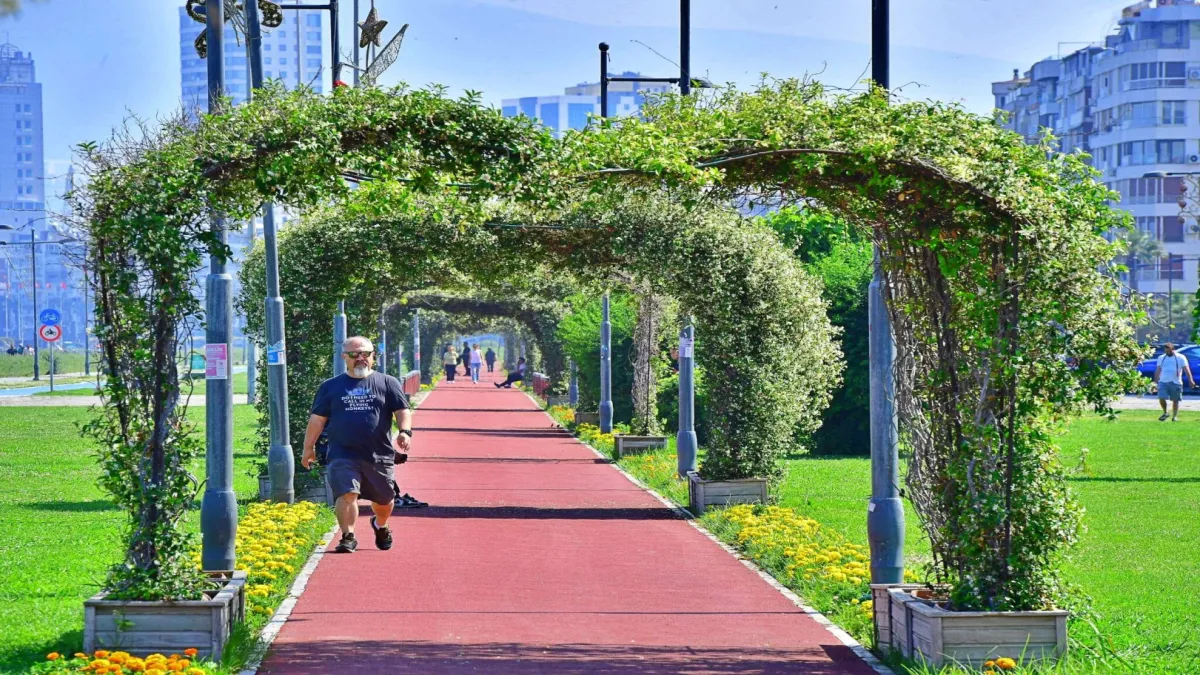 İzmir&#039;de rengarenk bahar... Sokaklar çiçek açtı
