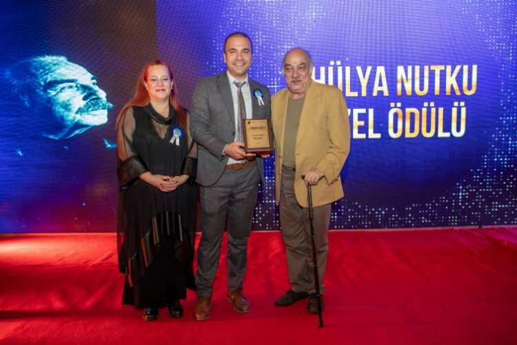 İzmir Şehir Tiyatroları’na 6 dalda ödül haberinin görseli