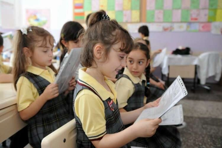 Zayıf ve başarılı karneye en doğru yaklaşım nasıl olmalı? haberinin görseli
