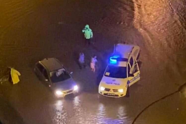 Şiddetli yağışlar Rize'de hayatı felç etti haberinin görseli