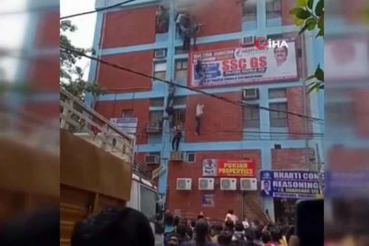 Delhi'de yangın: Öğrenciler 3'üncü kattan atladı haberinin görseli