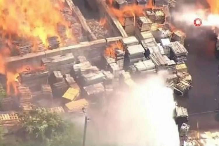ABD'de palet fabrikası alevlere teslim oldu haberinin görseli