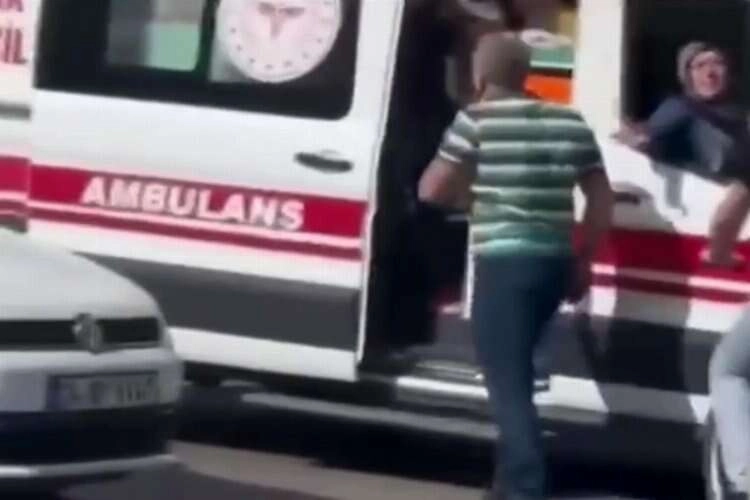 İstanbul’da ambulansa yol vermeyen sürücü olay çıkardı haberinin görseli