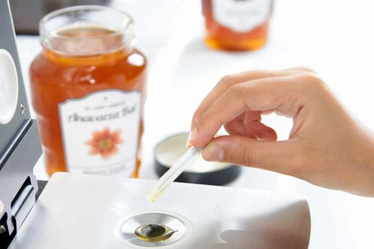 Süzme çiçek balı altın ödül kazandı haberinin görseli