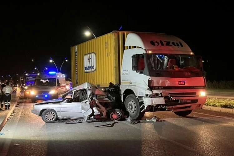 Manisa'da kaza... Otomobil hurdaya döndü haberinin görseli