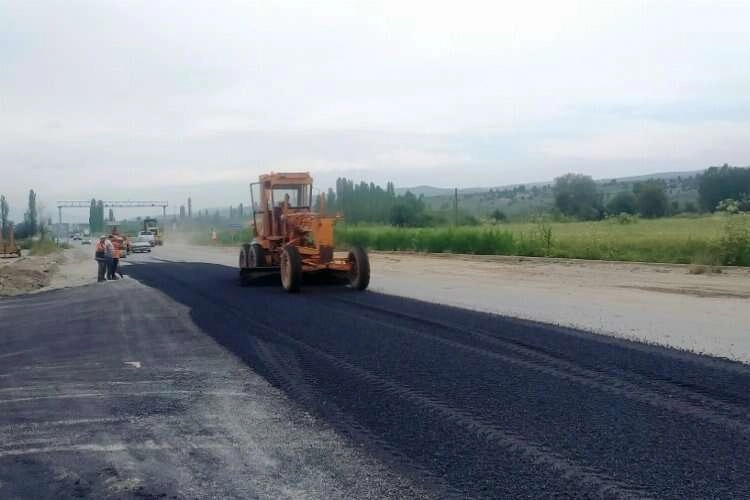 Hisarcık'ta yol bakım çalışması yapışıyor haberinin görseli