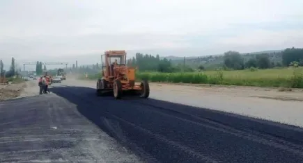 Hisarcık'ta yol bakım çalışması yapışıyor haberinin görseli