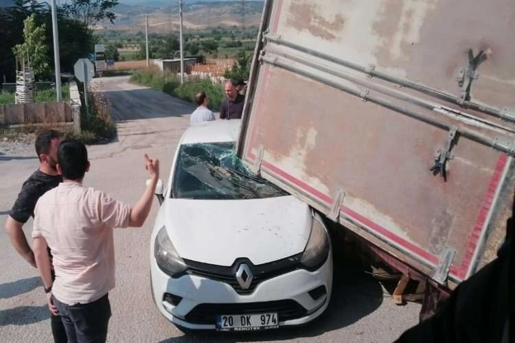 Bir araç seyir halindeki otomobilin üzerine devrildi haberinin görseli