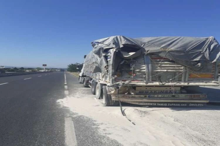 Manisa'da yolcu otobüsü ile kamyon çarpıştı haberinin görseli