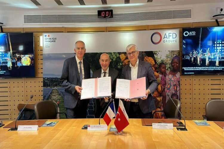 Tunç Soyer’den Paris’te kentsel gelişim için tarihi imza haberinin görseli