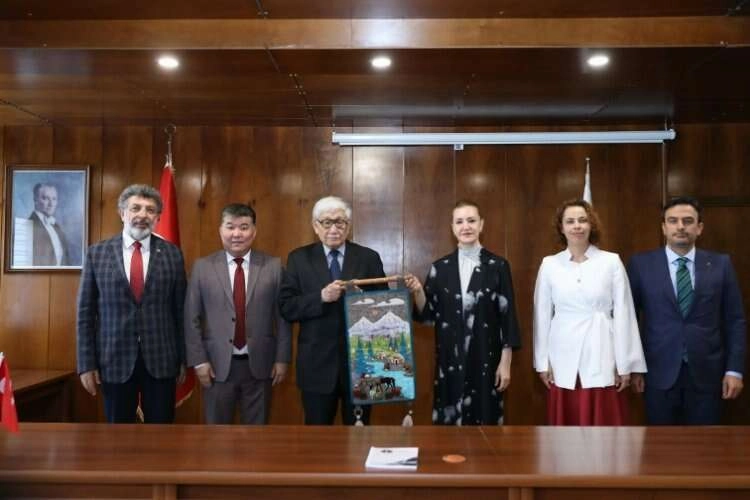 DEÜ, uluslararası iş birliğine devam ediyor haberinin görseli