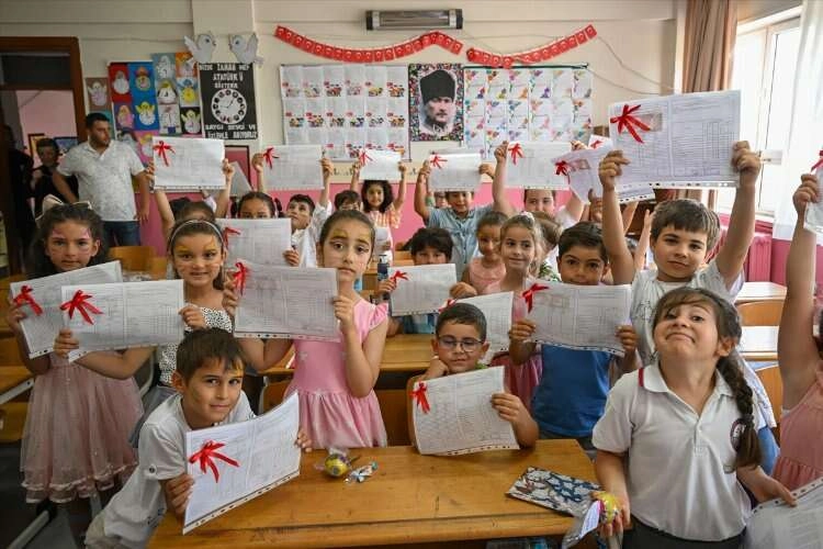 Öğrencilerin karne heyecanı... Tatil başladı haberinin görseli