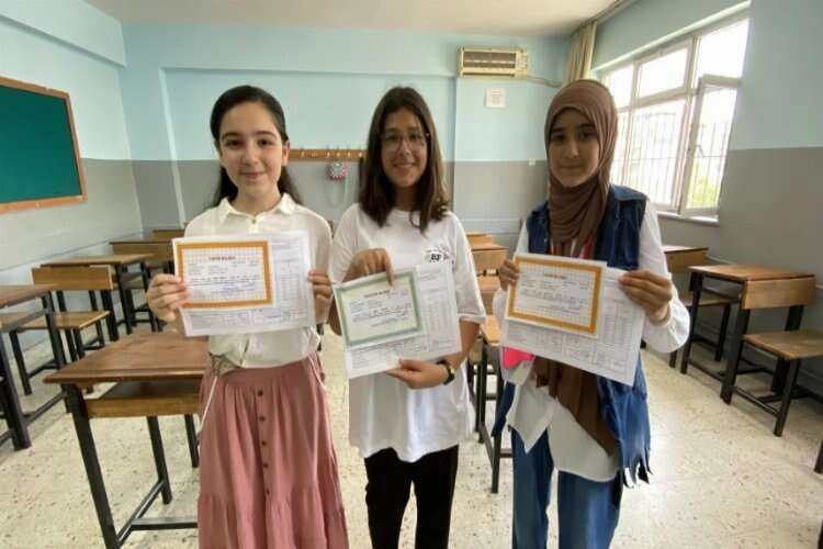 İzmirli öğrencilerin karne heyecanı haberinin görseli