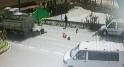 Freni boşalan kamyon kontrol noktasına çarptı haberinin görseli