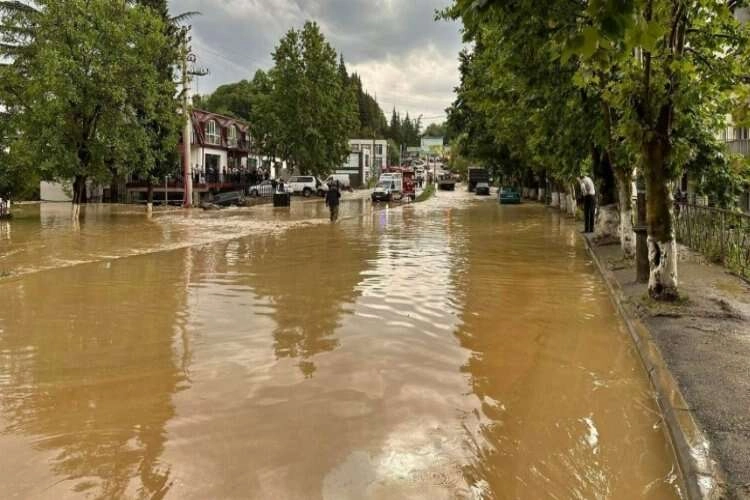 Gürcistan’da ev ve bahçeleri sular bastı haberinin görseli