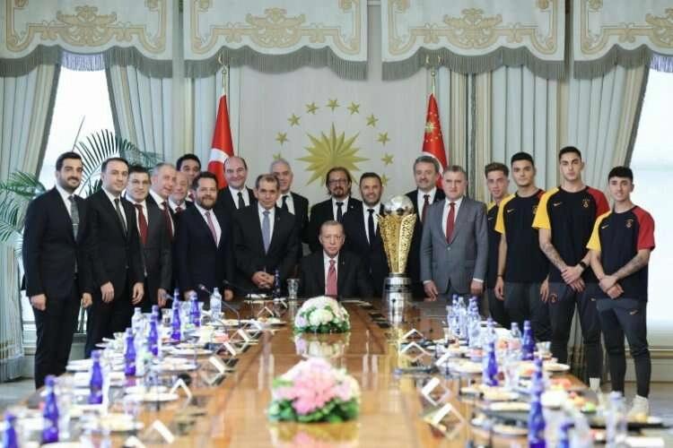 Cumhurbaşkanı Erdoğan, Galatasaray'ı kabul etti haberinin görseli