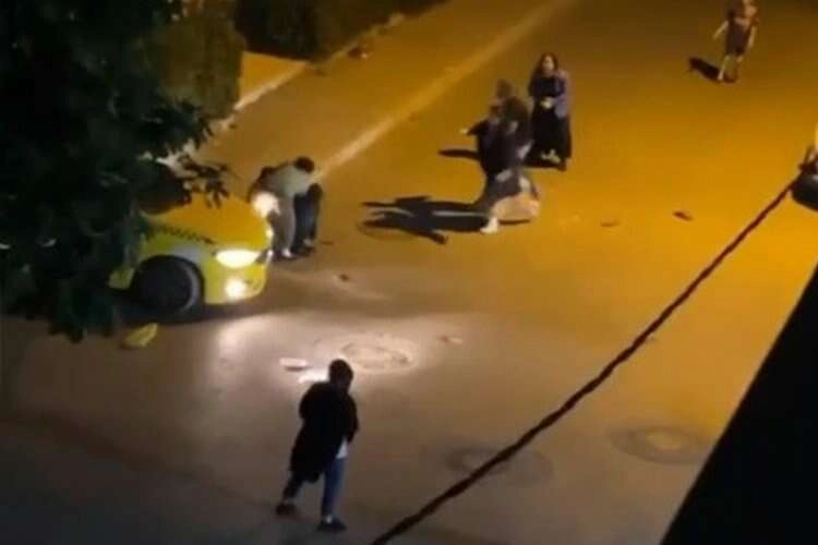 İstanbul’da iki grup kadın sokak ortasında kavga etti haberinin görseli