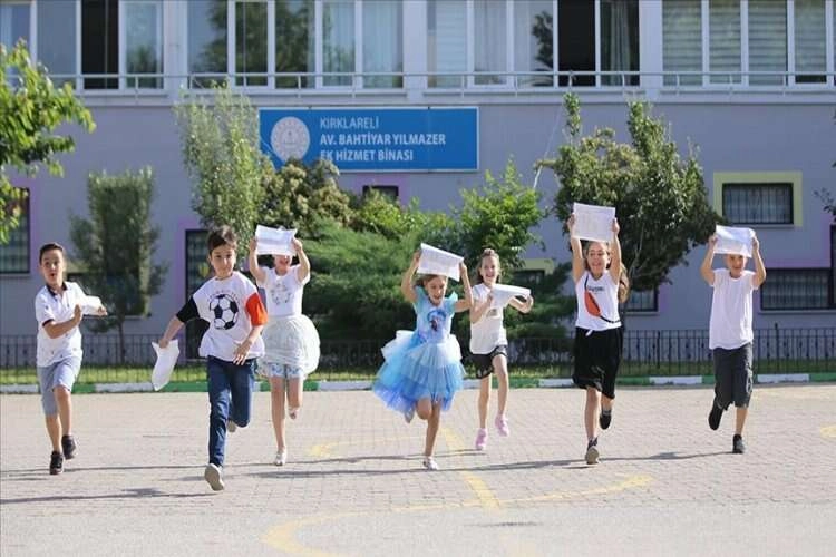 Türkiye’de öğrencilerin karne heyecanı haberinin görseli