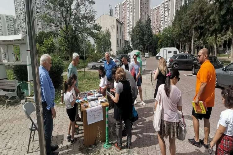 Karşıyaka'da karne hediyesi muhtar amcadan haberinin görseli