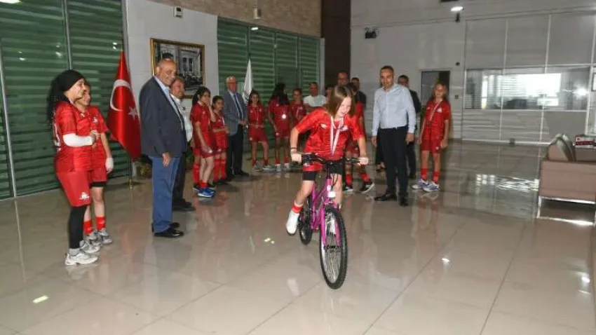 kupalarıyla geldiler