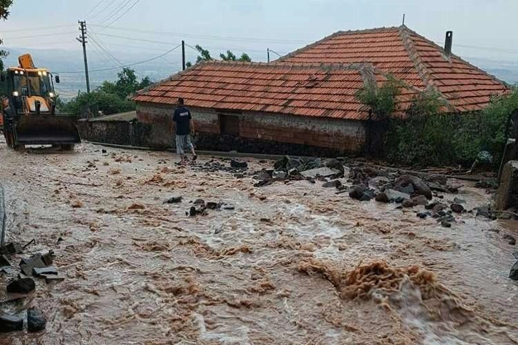 Aliağa, sağanaktan nasibini aldı haberinin görseli