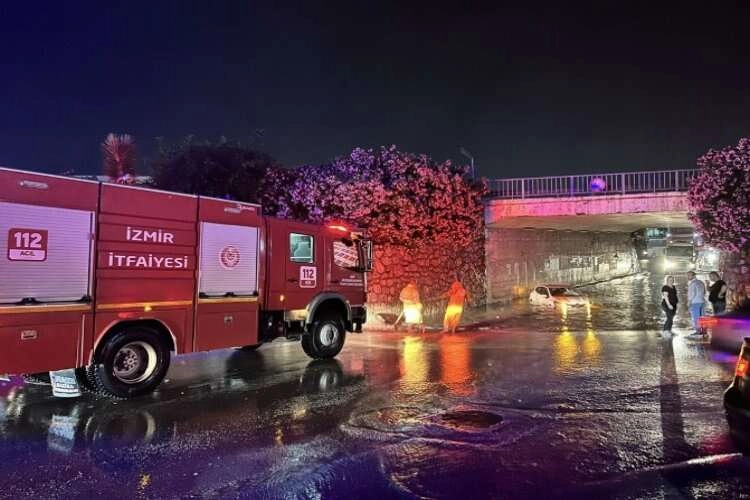 Kemalpaşa'da sağanak dolayısıyla alt geçit suyla doldu haberinin görseli