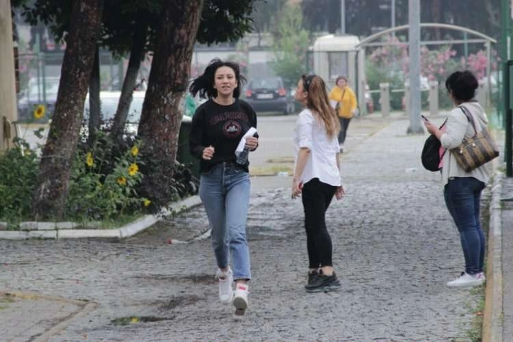 İzmir'de YKS paniği: Nefes nefese yetiştiler haberinin görseli
