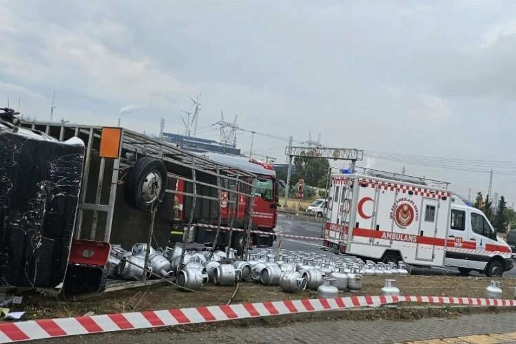 İzmir'de faciaya ramak kala... Tüpler yola savruldu haberinin görseli