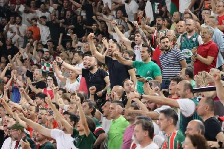 Anadolu Efes, Pınar Karşıyaka'yı farklı yendi haberinin görseli