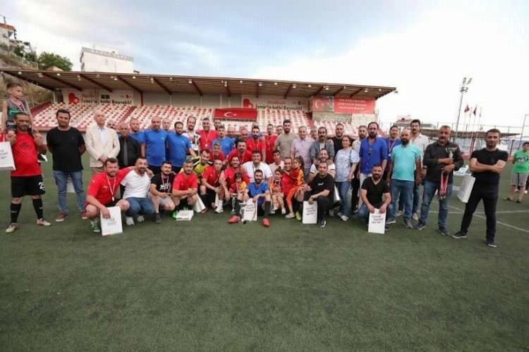 Bayraklı'da renkli görüntüler... Geleneği bozmadılar haberinin görseli