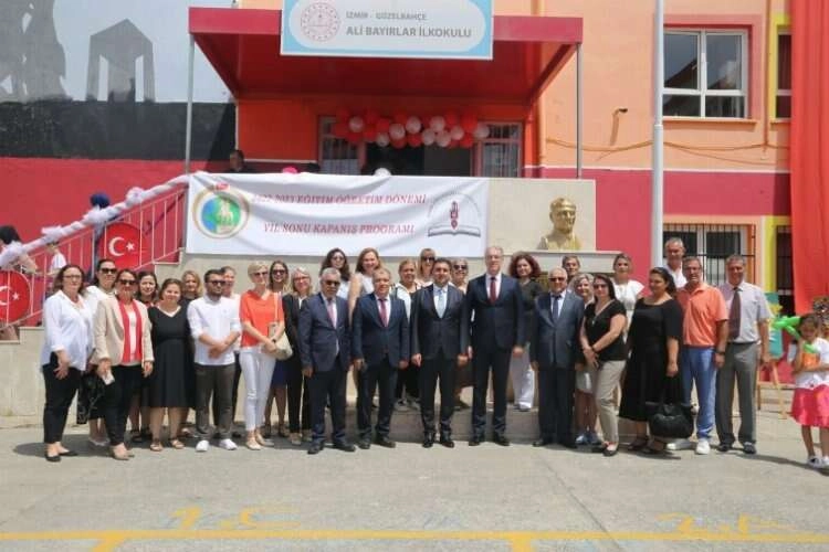 İzmirli öğrenciler karnelerine kavuştu haberinin görseli